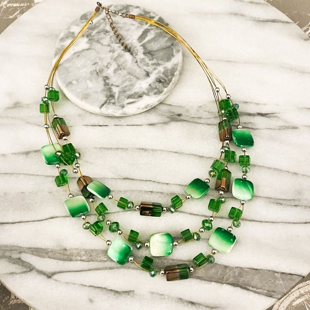 Art Glass Beaded Necklace Green Wire‎ Strung Gold Toned Metal Unsigned